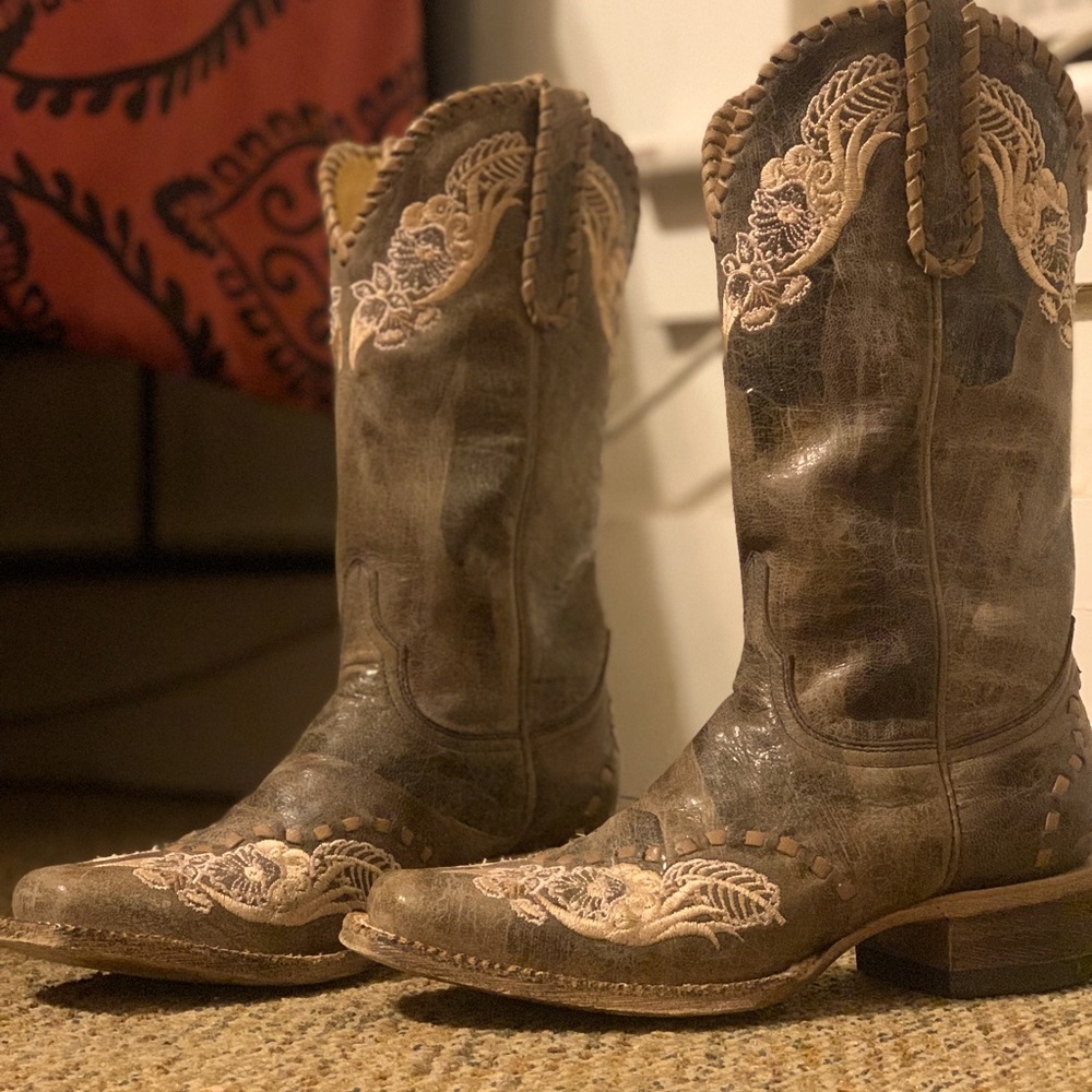 Tri Star Cowgirl boots. Square toe. Lace detail